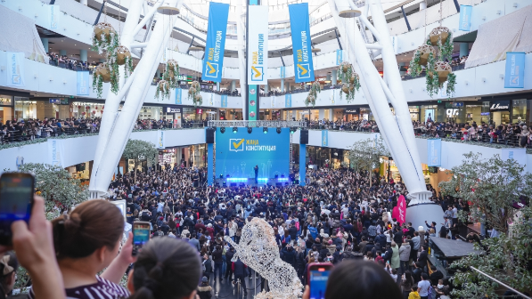 В Астане более 10 тысяч человек приняли участие в молодежном концерте в поддержку референдума