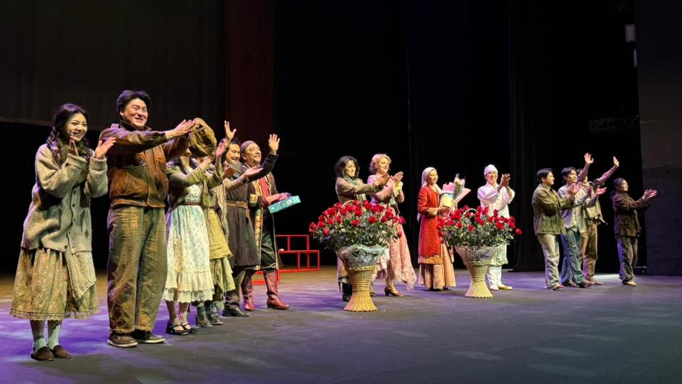 В Астане состоялась премьера спектакля «Две женщины в Париже»