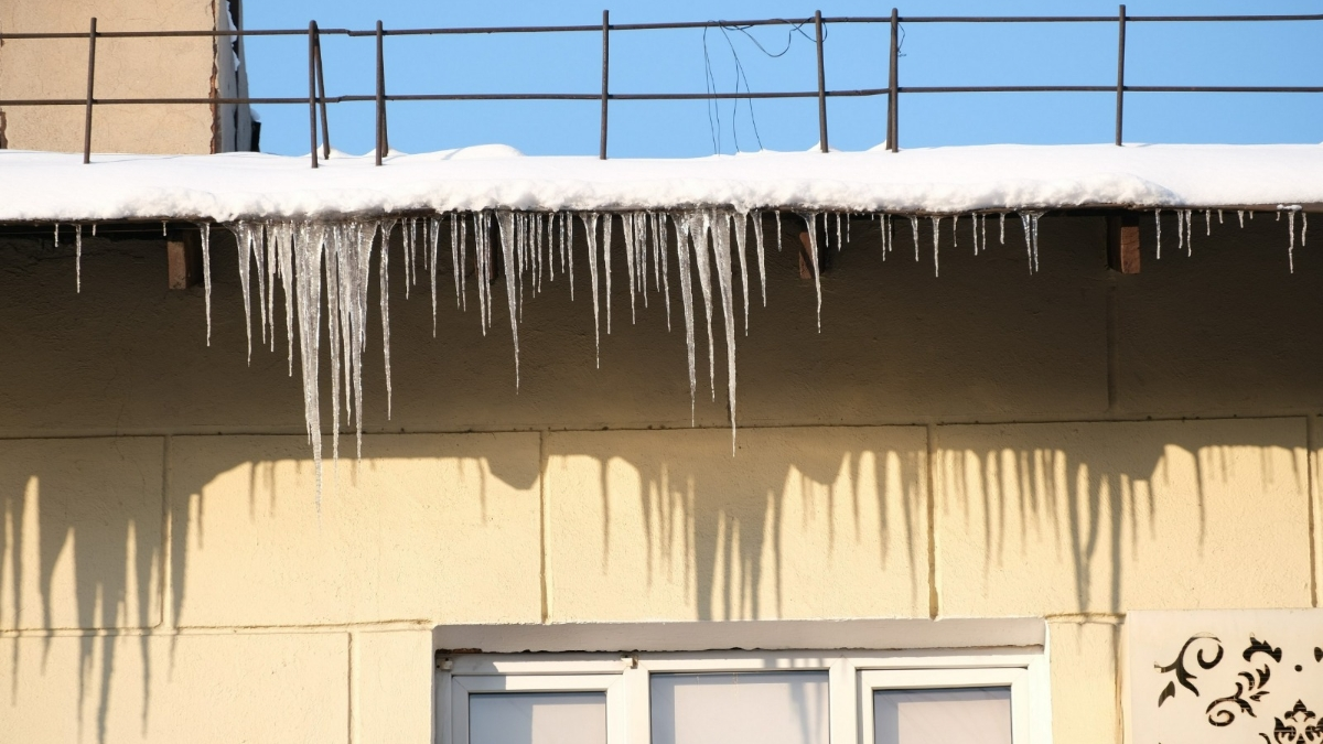В Алматы напомнили об ответственности за уборку наледи и снега