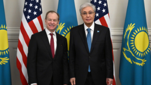 Глава государства принял исполнительного вице-президента Boeing Джеффа Шокки