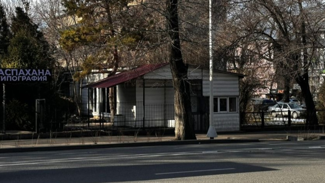 В Алматы снесли очередной незаконный объект