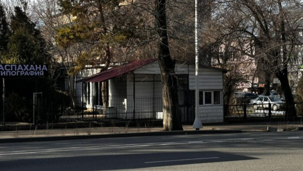 В Алматы снесли очередной незаконный объект