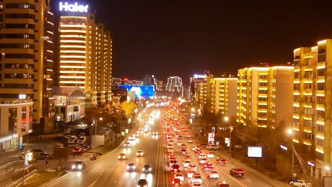 В Медеуском районе Алматы обновили архитектурное освещение 49 домов и развязок