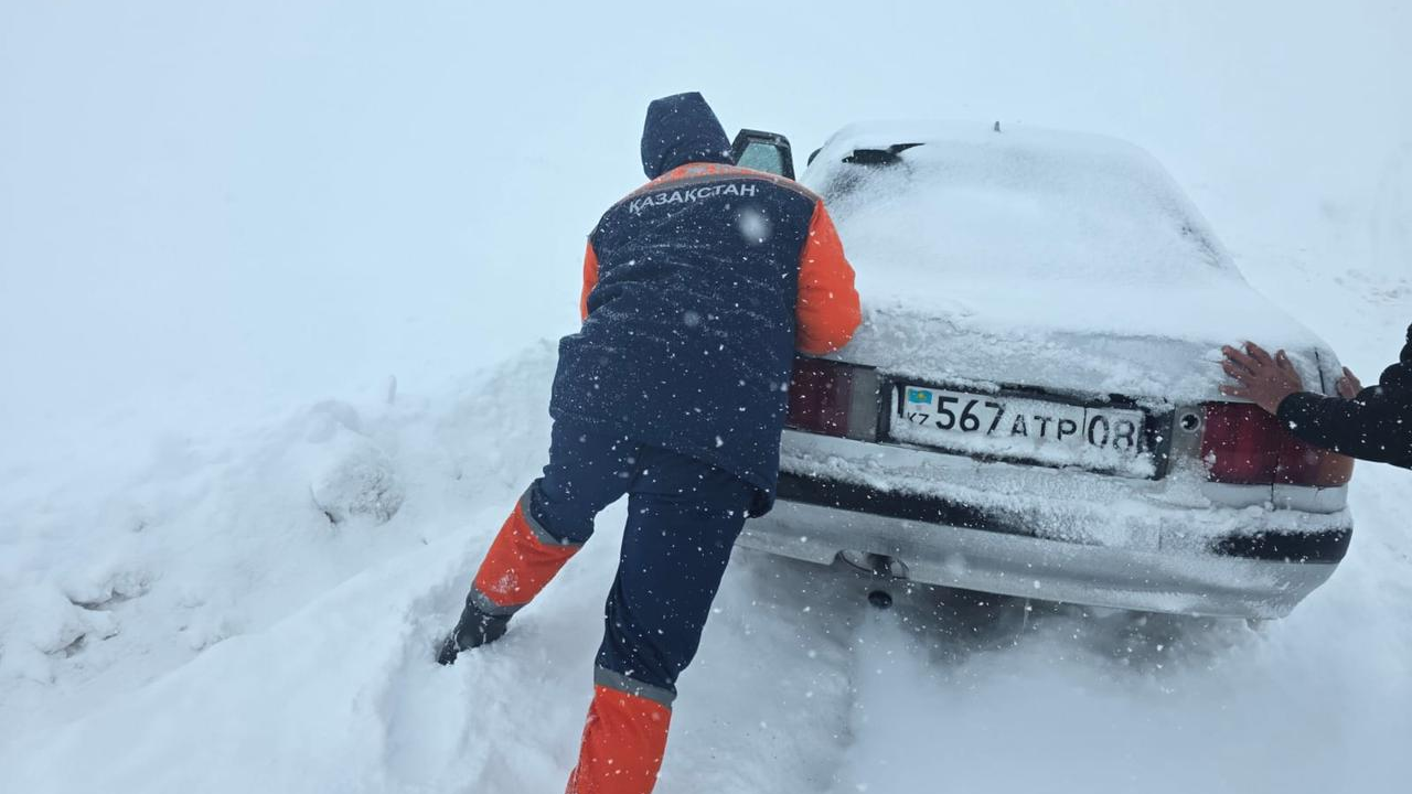 За последние десять дней в Казахстане из снежных заносов спасено и эвакуировано 145 человек