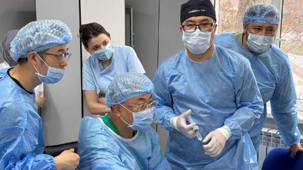 Врачи в Алматы применили уникальный метод лечения узловых образований щитовидной железы