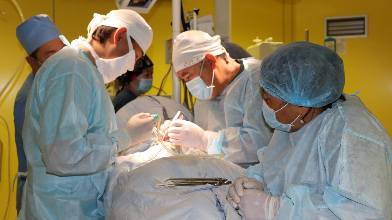 Впервые в Алматы несовершеннолетнему пациенту выполнена тотальная замена тазобедренного сустава