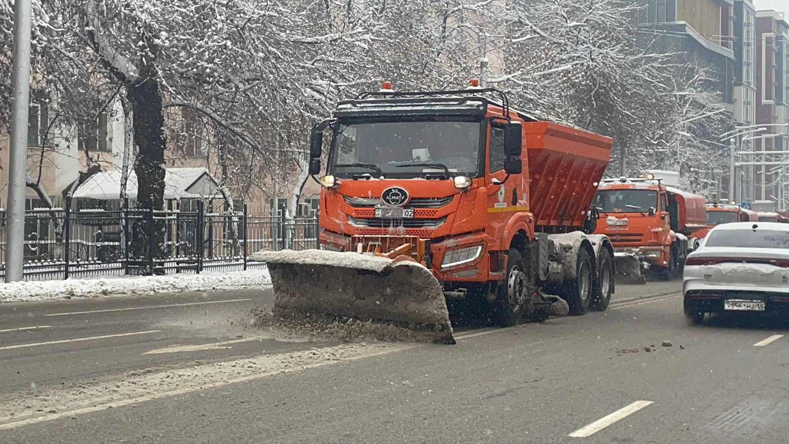 Снегопад в Алматы продолжается: более 4 тыс. человек вышли на борьбу со снегом