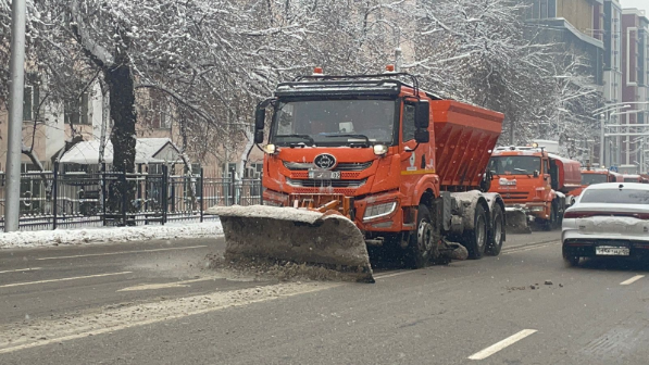 Снегопад в Алматы продолжается: более 4 тыс. человек вышли на борьбу со снегом