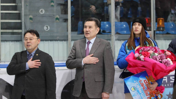 Аким ВКО вручил ключи от квартиры чемпионке летних Сурдлимпийских игр в Токио