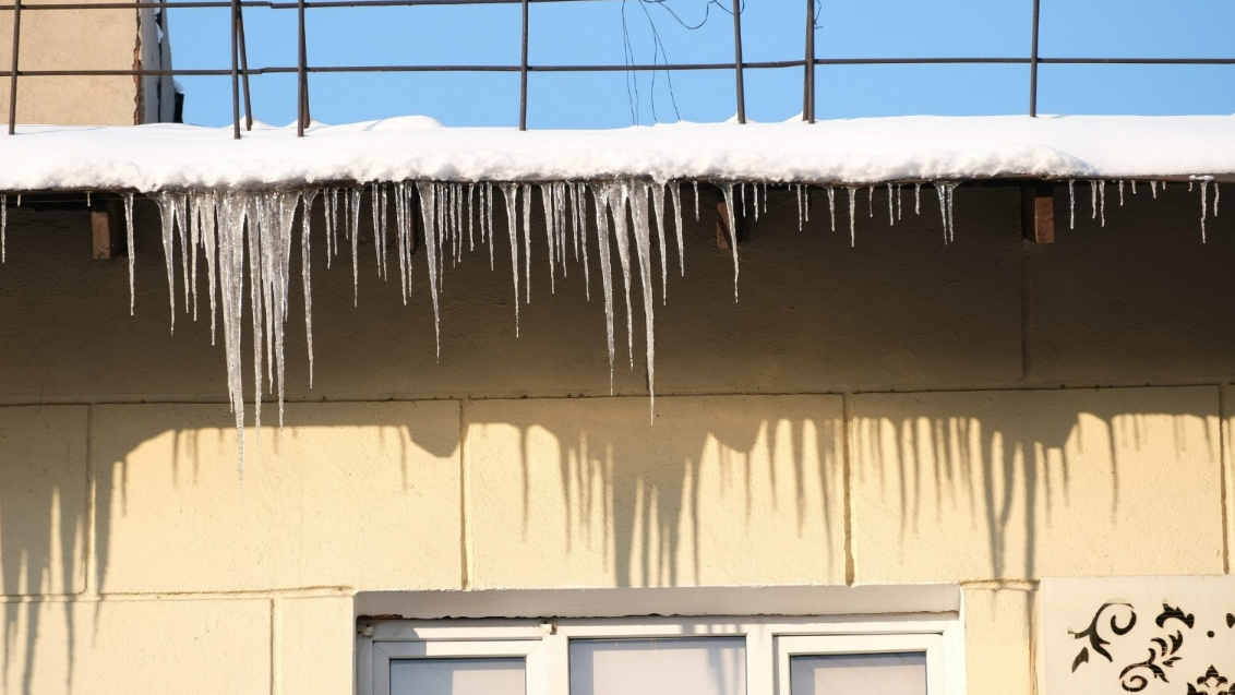 В Алматы напомнили о персональной ответственности за скопление льда на кровле
