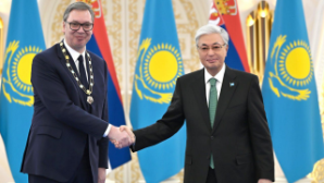 Глава государства наградил Президента Сербии орденом «Алтын Қыран»