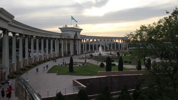 Аким Алматы Дархан Сатыбалды поздравил жителей с Днем благодарности