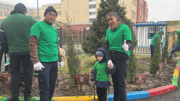 «Таза Қазақстан»: именные деревья высадили дети с родителями в Алматы