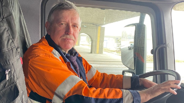 «Жизнь на колесах»: алматинский мастер управления спецтехникой поведал о своей работе