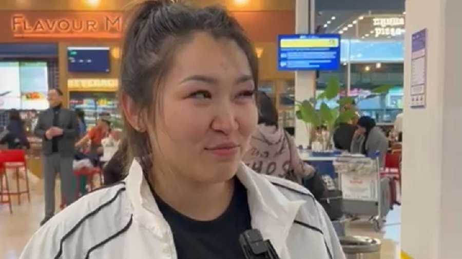 «С детьми это особенно страшно»: Акбота Закаря вернулась в Казахстан спецрейсом из Омана