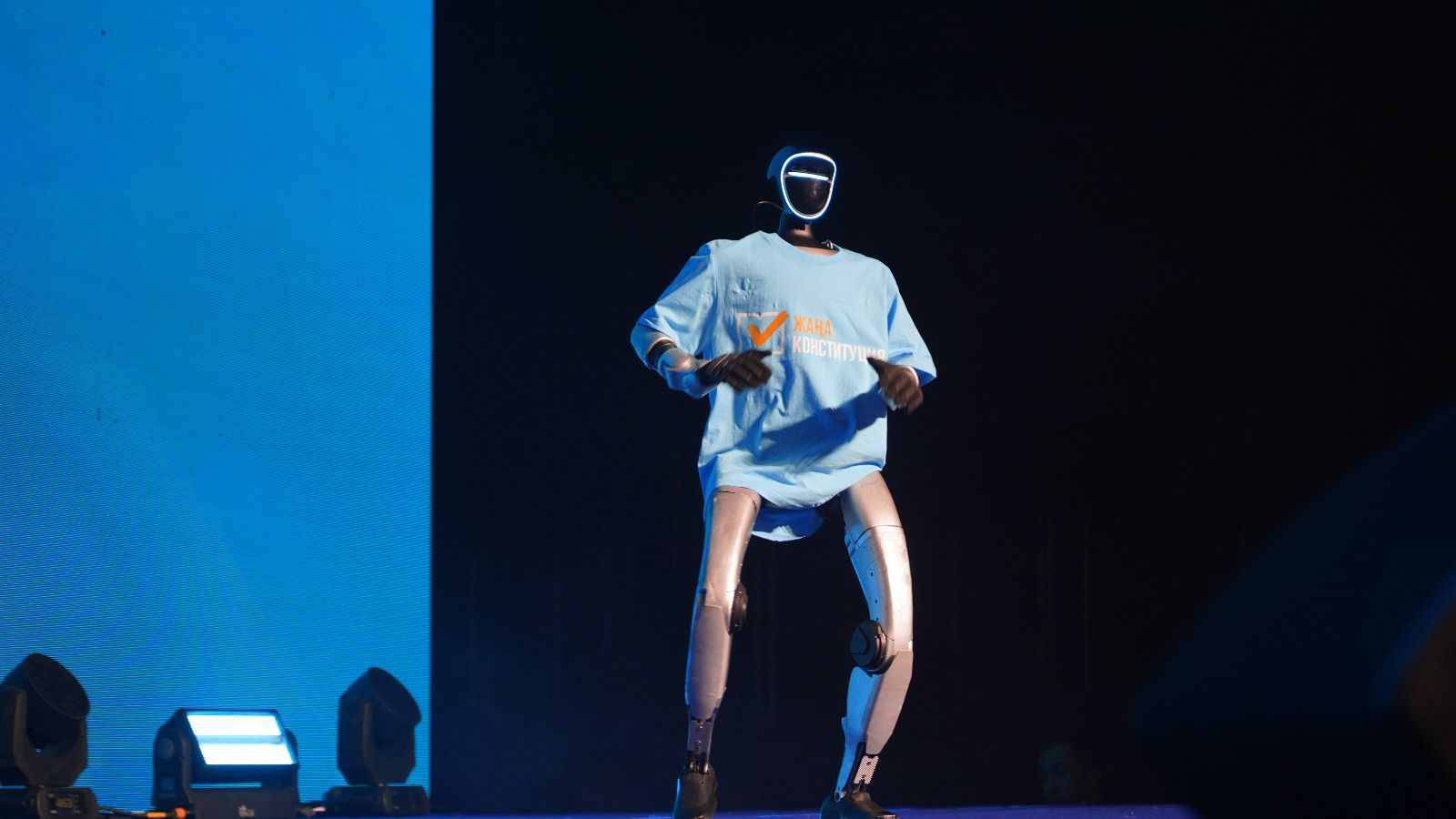 «Сделай движение – сделай выбор!»: робо-DJ Темірбек поддержали референдум ярким флешмобом в Алматы