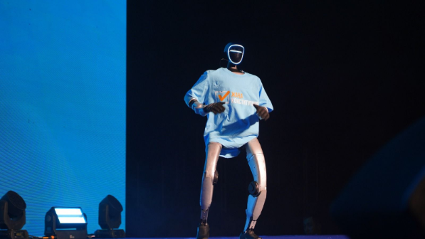 «Сделай движение – сделай выбор!»: робо-DJ Темірбек поддержали референдум ярким флешмобом в Алматы