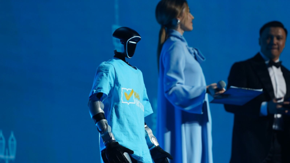 В Алматы прошёл масштабный концерт в поддержку референдума с участием Робо-DJ и робо-танцоров