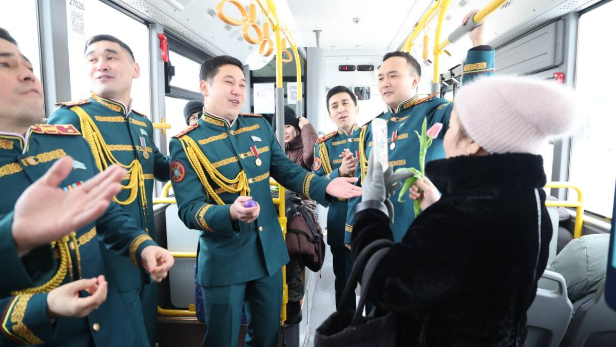 Легендарный мужской хор Нацгвардии поздравил женщин Астаны 