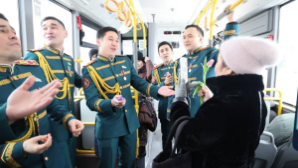 Легендарный мужской хор Нацгвардии поздравил женщин Астаны 