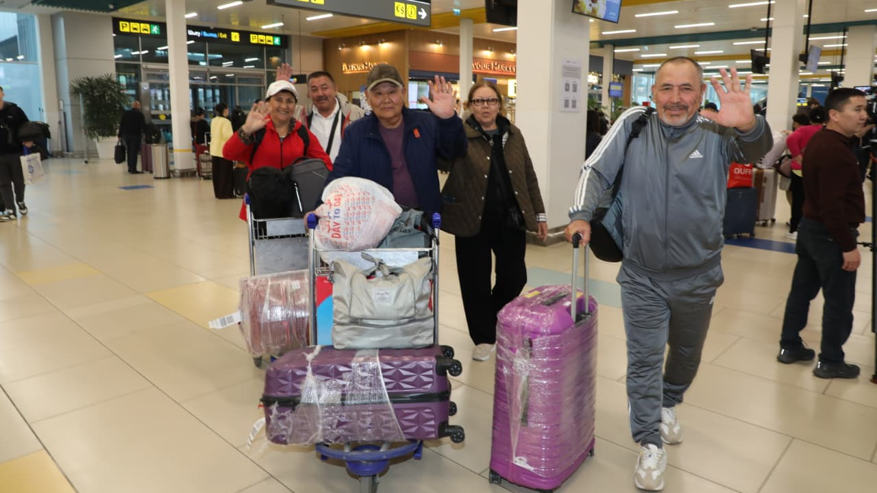 Домой с благодарностью: еще 167 казахстанцев вернулись в Алматы эвакуационным рейсом из Шарджи