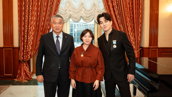 Димаш Кудайберген и Самал Еслямова удостоены наград ТЮРКСОЙ