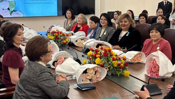 В Казахстане 30 женщин-медиков получили заслуженные награды