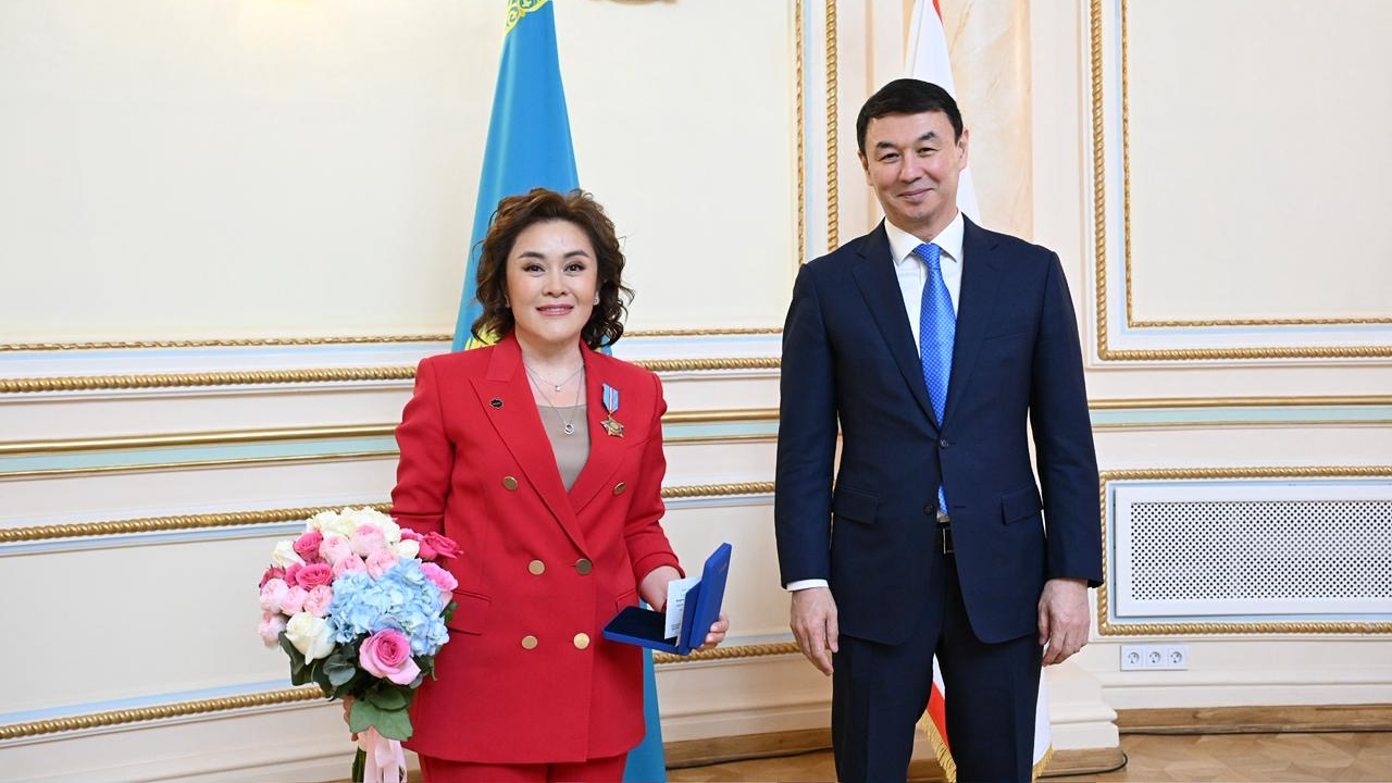 Дархан Сатыбалды вручил государственные награды в преддверии Международного женского дня в Алматы