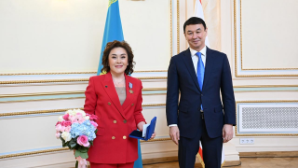 Дархан Сатыбалды вручил государственные награды в преддверии Международного женского дня в Алматы