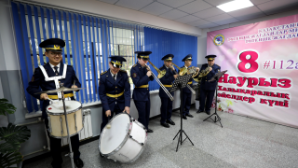 «Живой коридор» поздравлений от пожарных-спасателей в Алматы