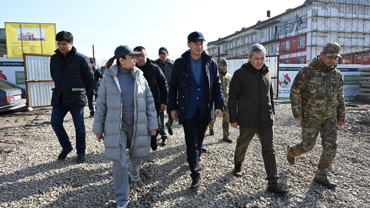 Аким Алматы проверил ход модернизации больницы №7 и строительство новых объектов 