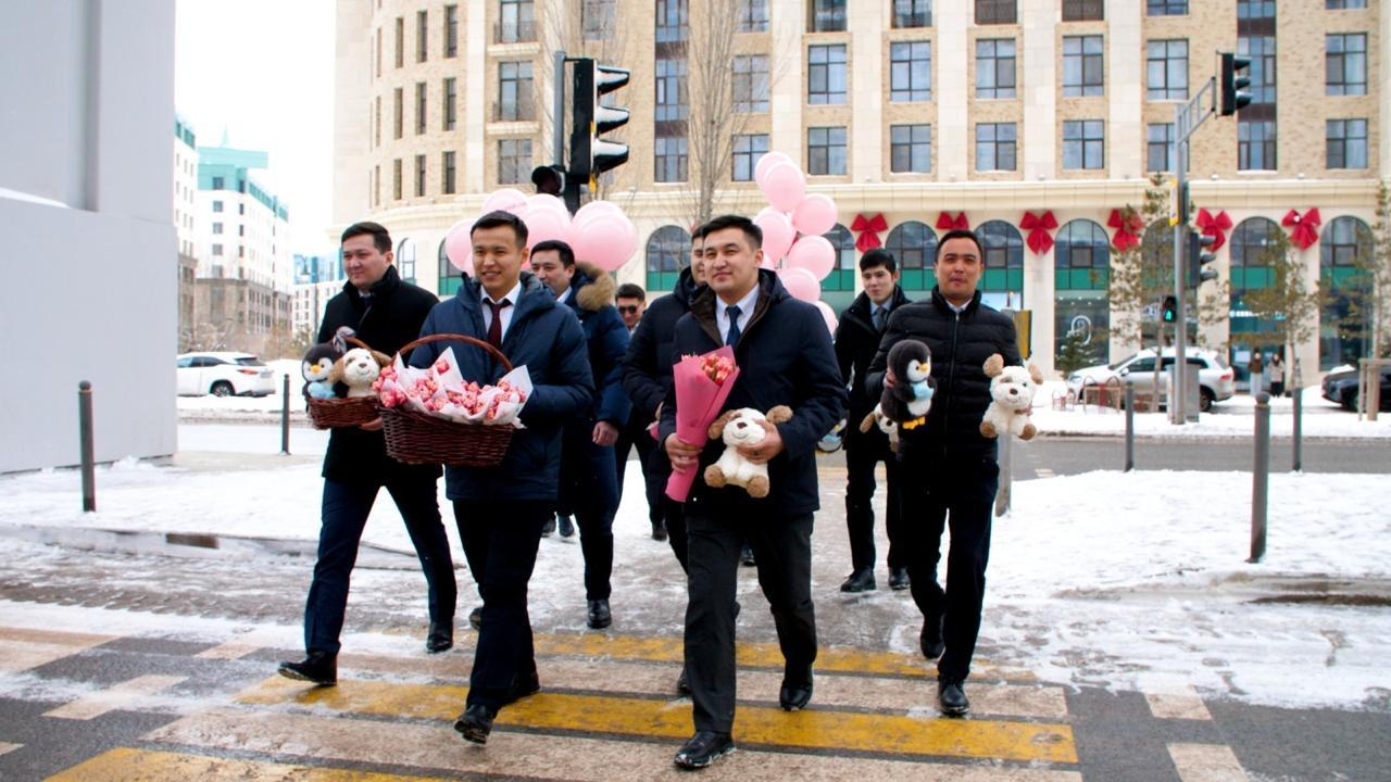 Цветы раздавали девушкам и женщинам в Астане