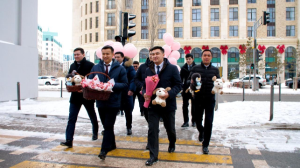 Цветы раздавали девушкам и женщинам в Астане