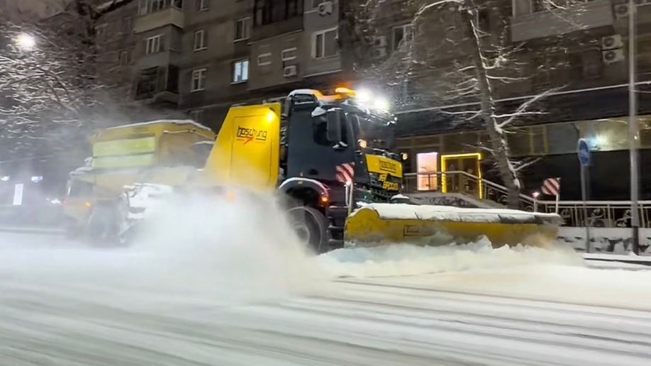 Более тысячи единиц техники очищают Алматы после ночного снегопада