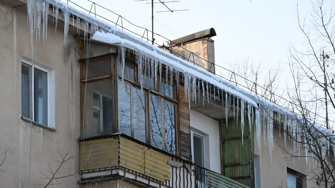 В Алматы усилен контроль за очисткой крыш жилых домов от снега