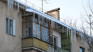 В Алматы усилен контроль за очисткой крыш жилых домов от снега