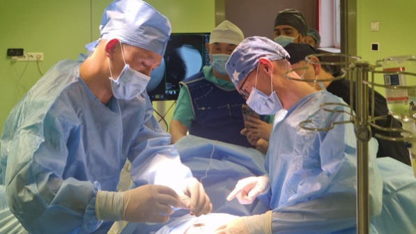 12-летнему пациенту в Алматы установили нейростимулятор для контроля мочевого пузыря