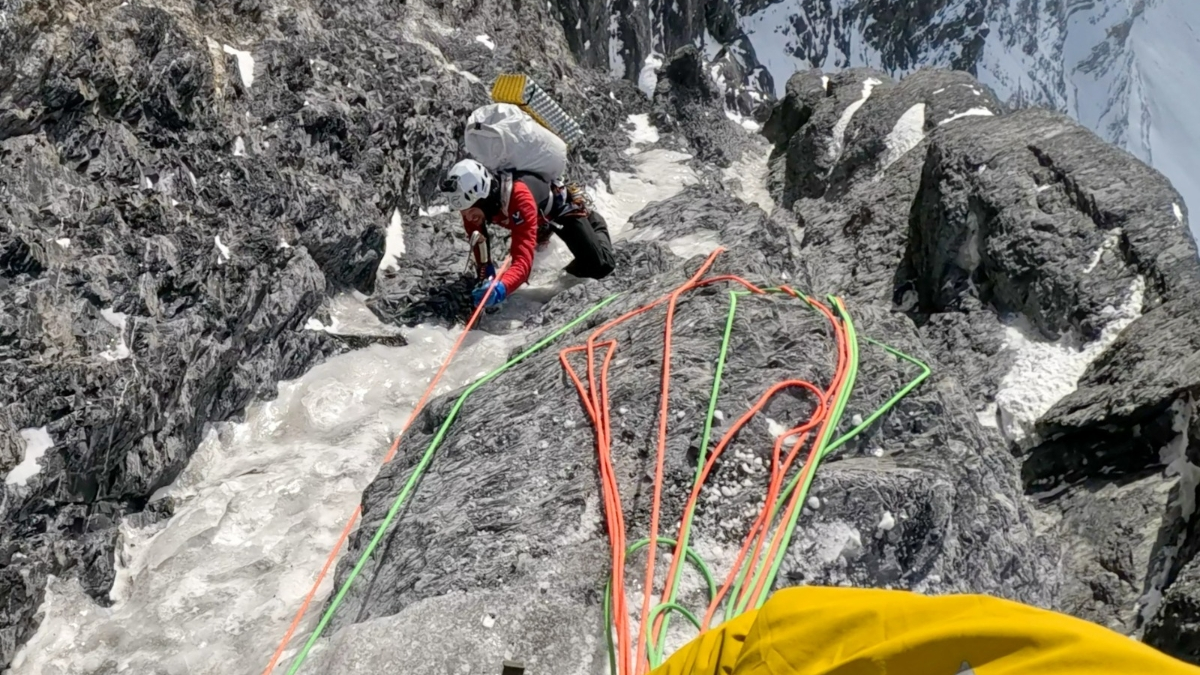 Впервые в истории: казахстанские альпинисты прошли «Стену смерти» — северную стену Эйгера в Альпах