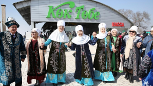 «Көктөбедегі Көрісу»: алматинцев поздравили с Днём Көрісу звуковые дроны и роботы