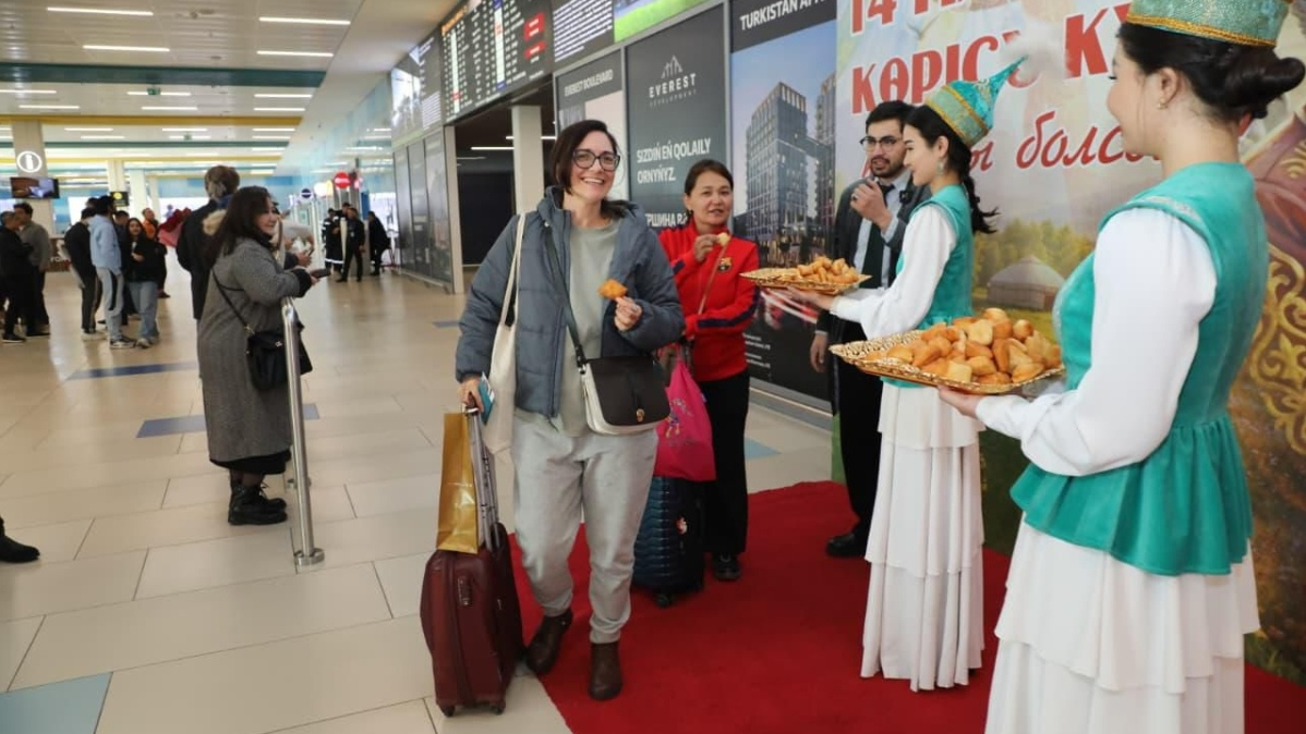 В Международном аэропорту Алматы прошла праздничная акция ко Дню Көрісу в рамках Наурызнама