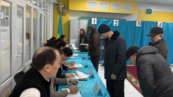 В Алматы избиратели начали приходить на участки ещё до их открытия