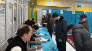 В Алматы избиратели начали приходить на участки ещё до их открытия
