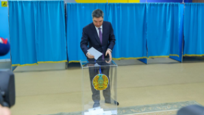 Премьер-министр Олжас Бектенов проголосовал на референдуме по вопросу принятия новой Конституции РК