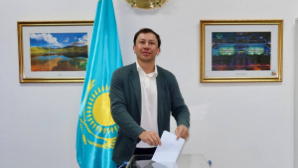 Геннадий Головкин проголосовал на референдуме в Бангкоке