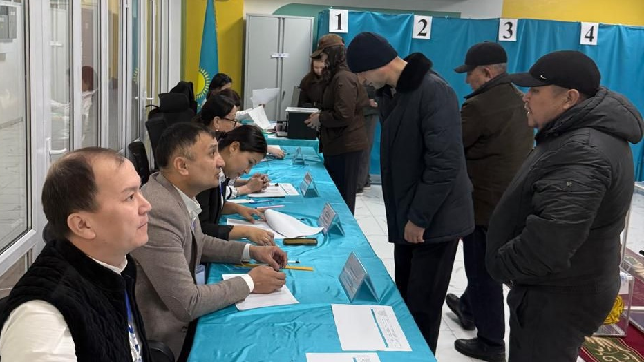Первые голоса за будущее: алматинцы активно голосуют на референдуме с раннего утра