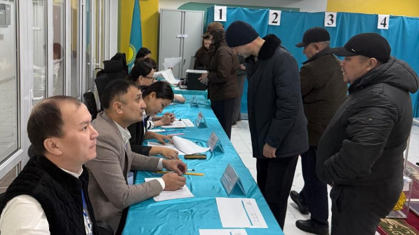 Первые голоса за будущее: алматинцы активно голосуют на референдуме с раннего утра
