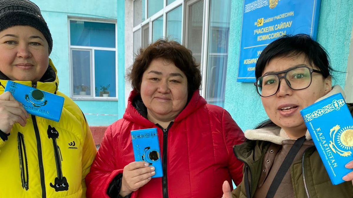 В Алматы первым голосующим по традиции раздают сладкие презенты