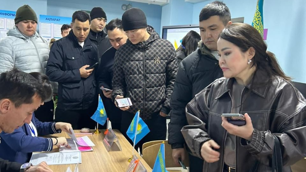 Горожане идут голосовать: на избирательных участках Алматы выстроились очереди 