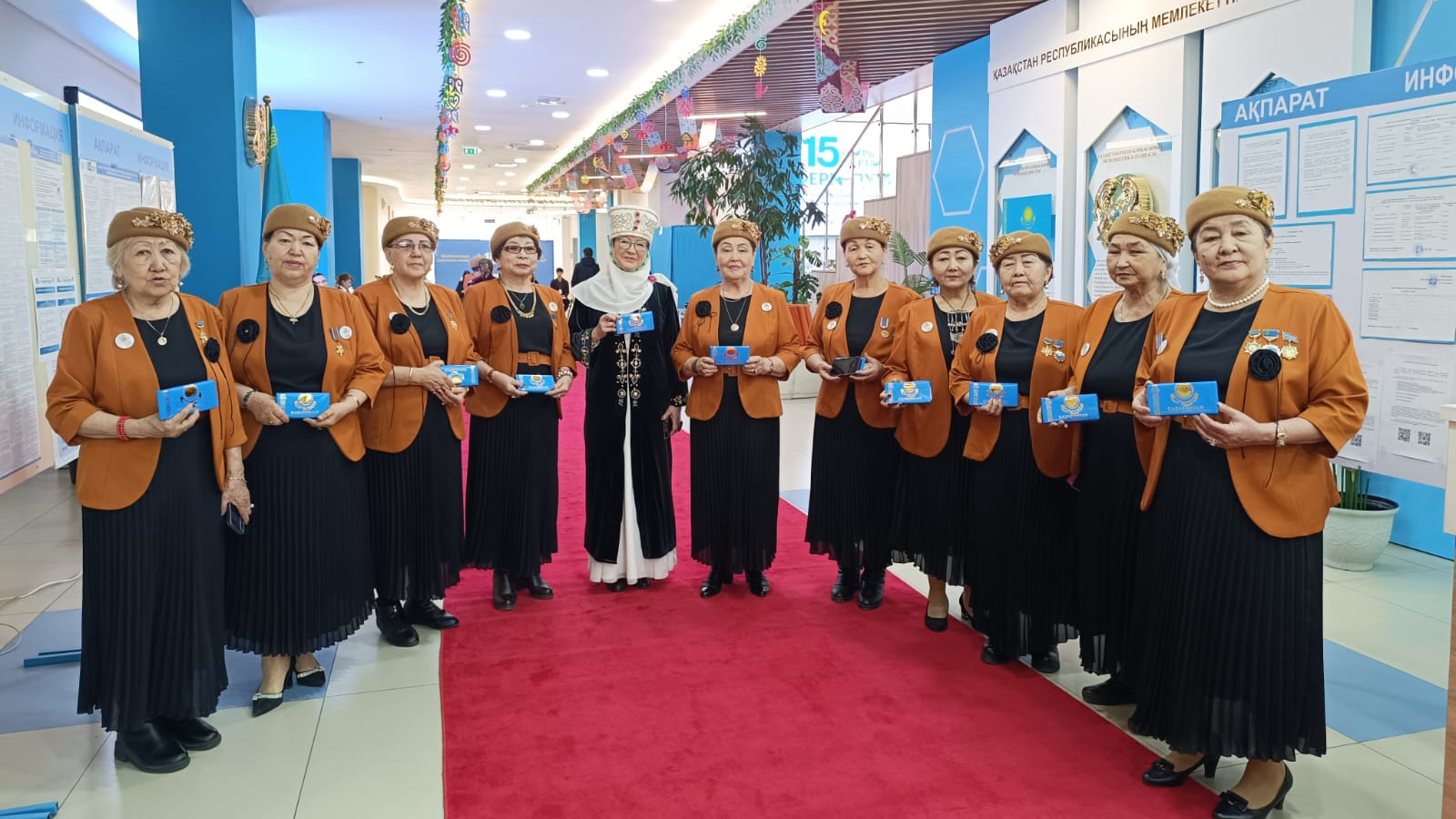 Избирателей одного из участков в Алматы встретили песнями «Әжелер хоры» и традиционным шашу