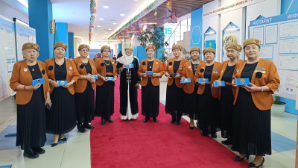 На одном из избирательных участков в Алматы референдум встретили песнями «Әжелер хоры» и традиционным шашу